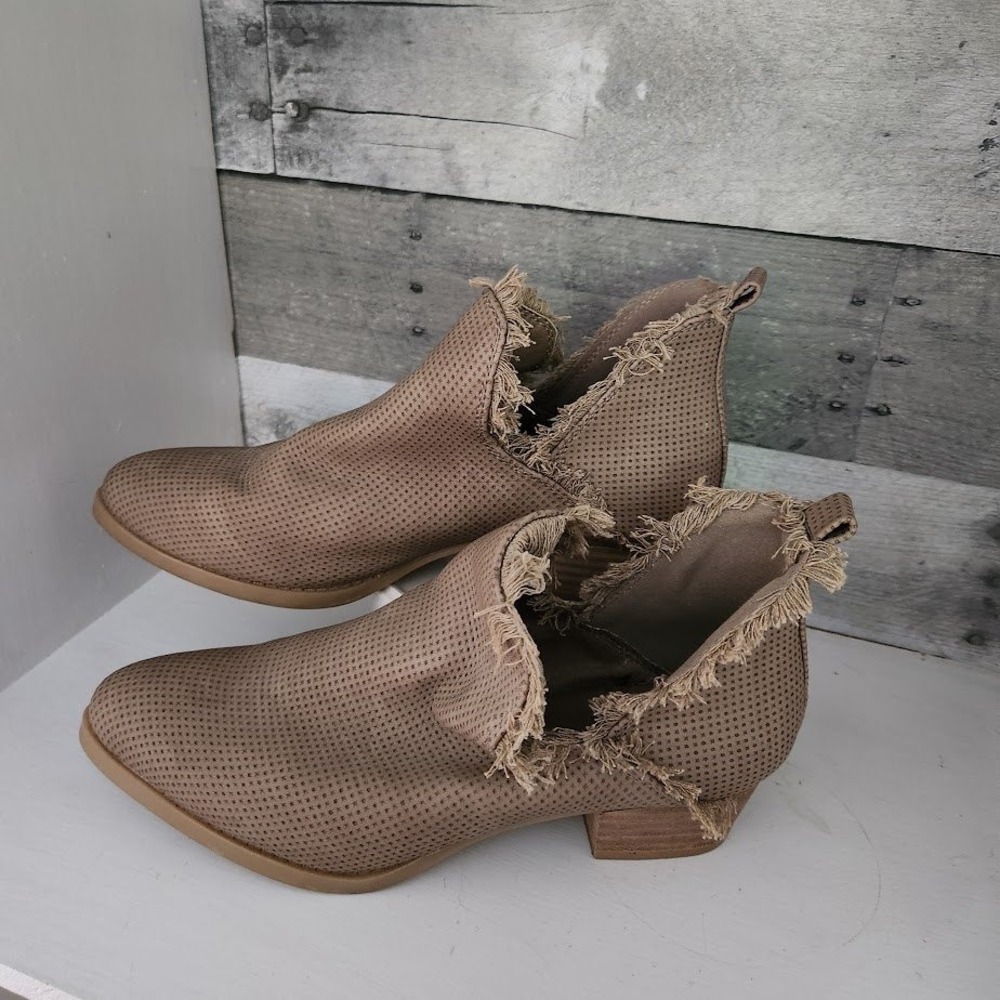 Cato Womens 8W Tan Perforated Frayed Fringe V-Cut Ankle Booties Pointed Toe